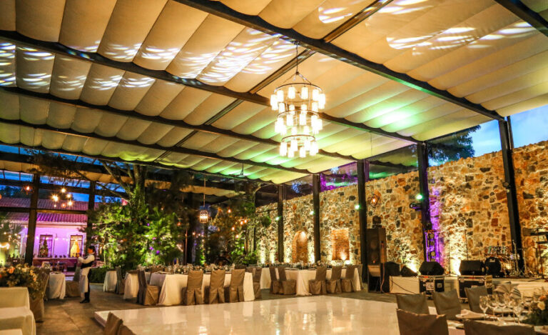 Jardines para Fiestas vs Salón de Bodas: ¿Cuál es la Mejor Elección para tu Celebración?
