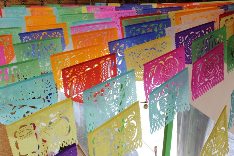 Decoración Mexicana: Colores Vivos, Papel Picado y Flores Tradicionales.