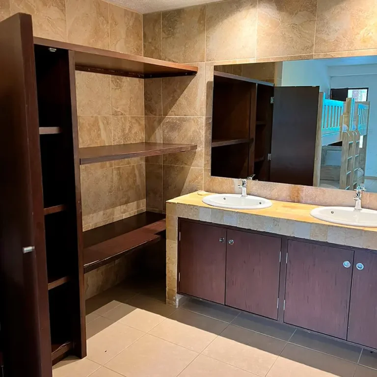 Habitación con vestidor