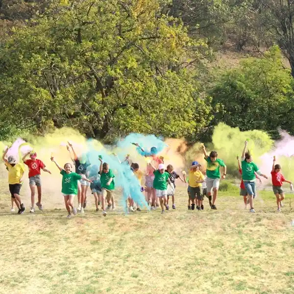 Niños disfrutando un campamento escolar