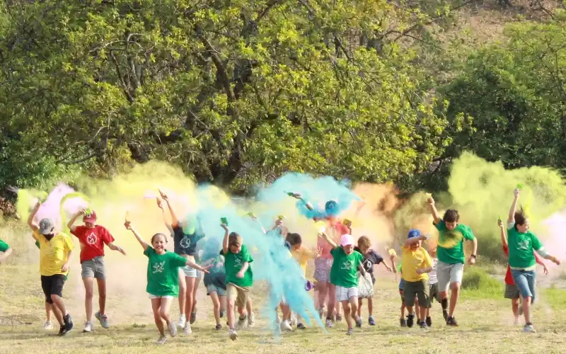 Niños disfrutando de la convivencia en campamento escolar