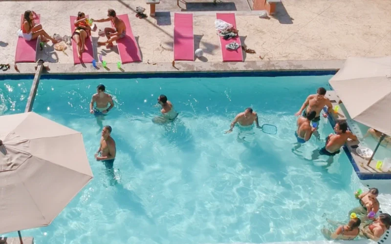 Diversión entre amigos en piscina de Gran Malinalco