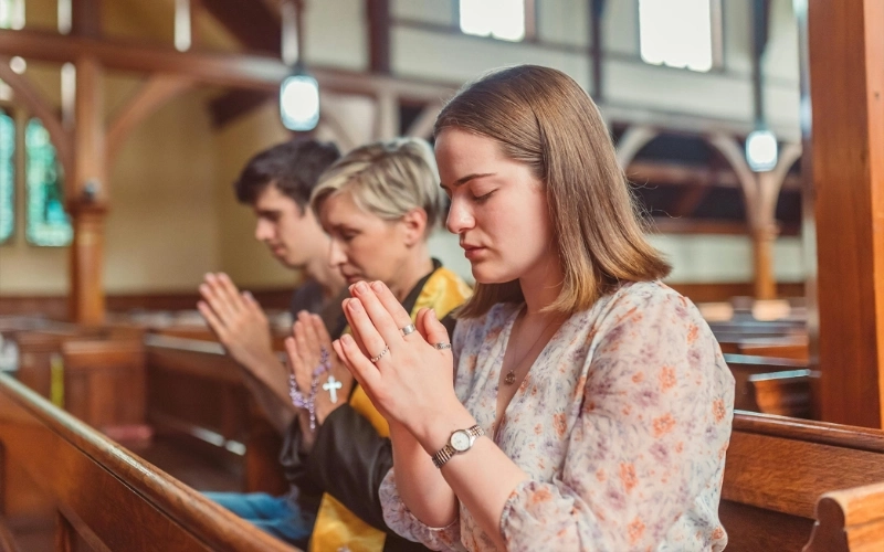 Momento de paz en oración en un área privada