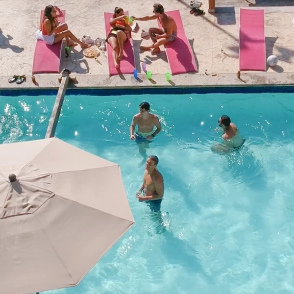 Día alegre en la piscina